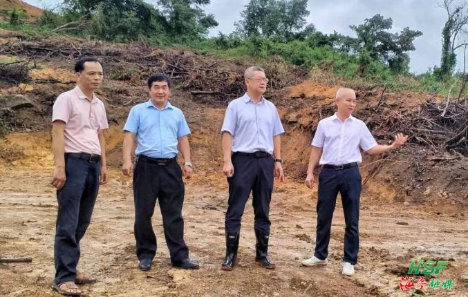 艾轶伦实地调研牛岭农场公司榴莲蜜种植基地建设情况。梅继林 摄